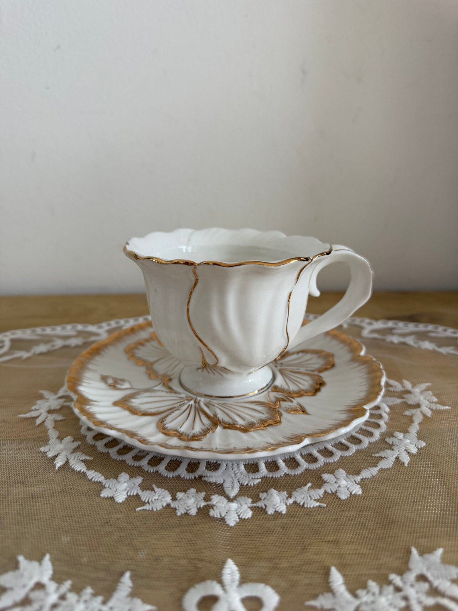 Tasse et soucoupe blanche et dorée en porcelaine
