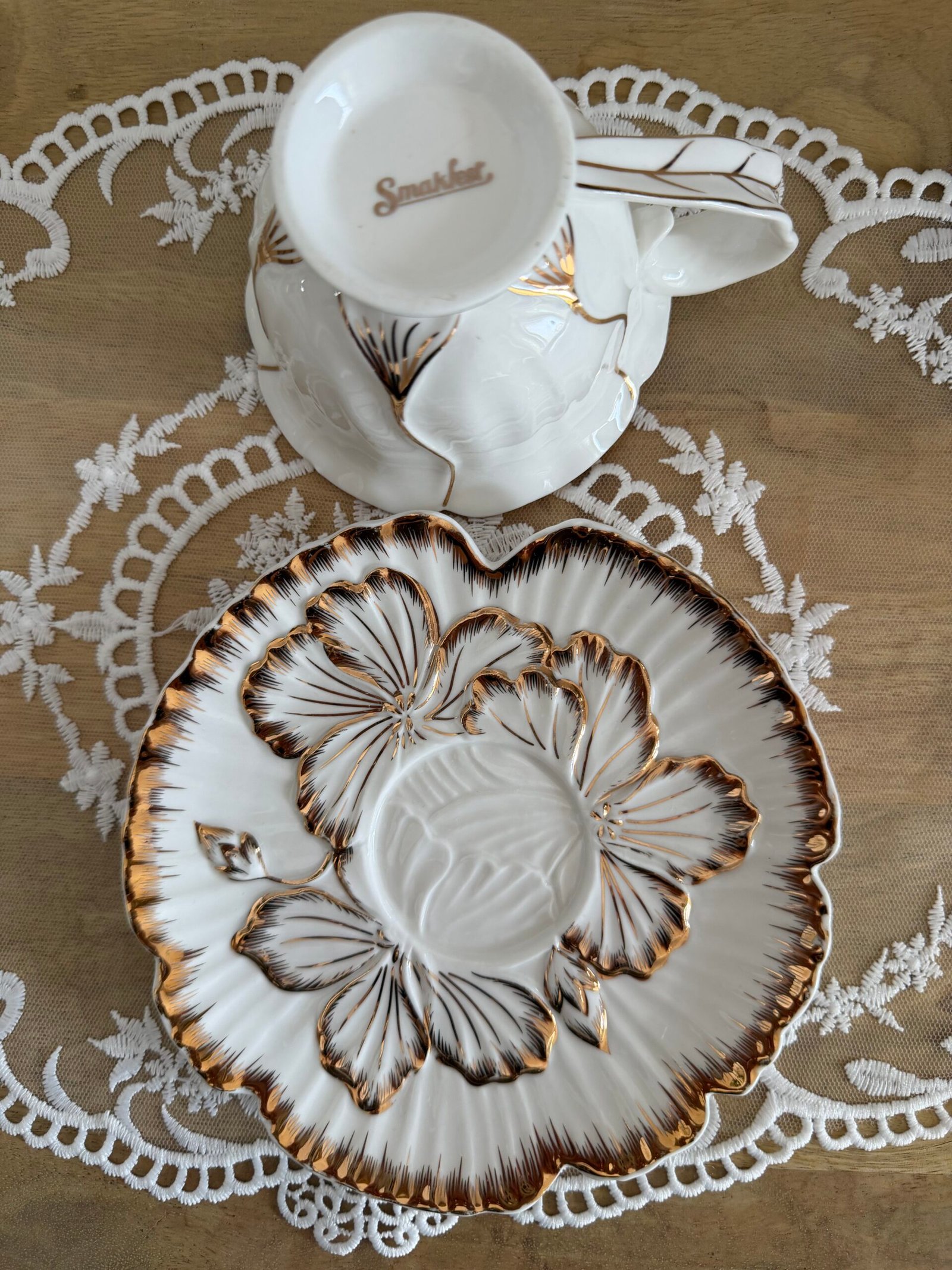 Tasse et soucoupe blanche et dorée en porcelaine – Image 2