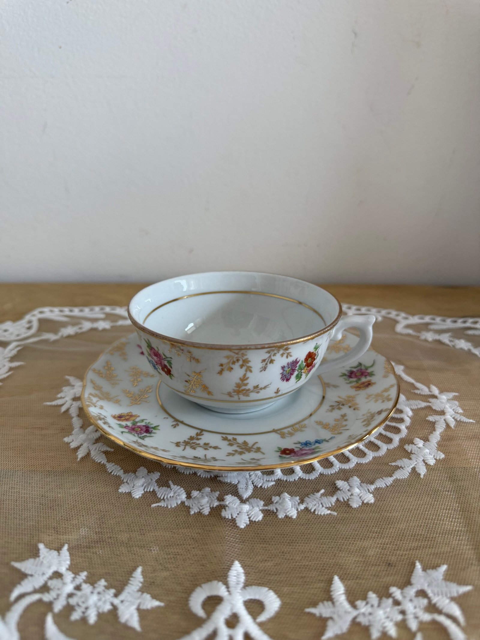 Lot de 8 Tasses et 11 soucoupes en porcelaine fleurie – Image 2