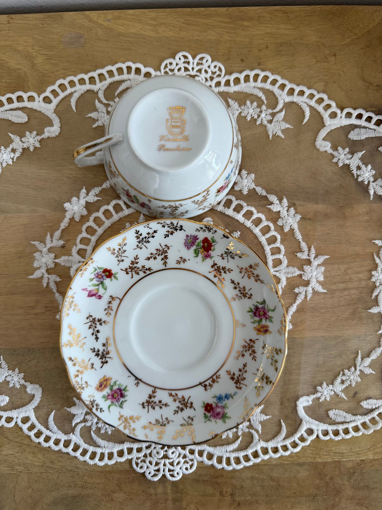 Lot de 8 Tasses et 11 soucoupes en porcelaine fleurie – Image 3