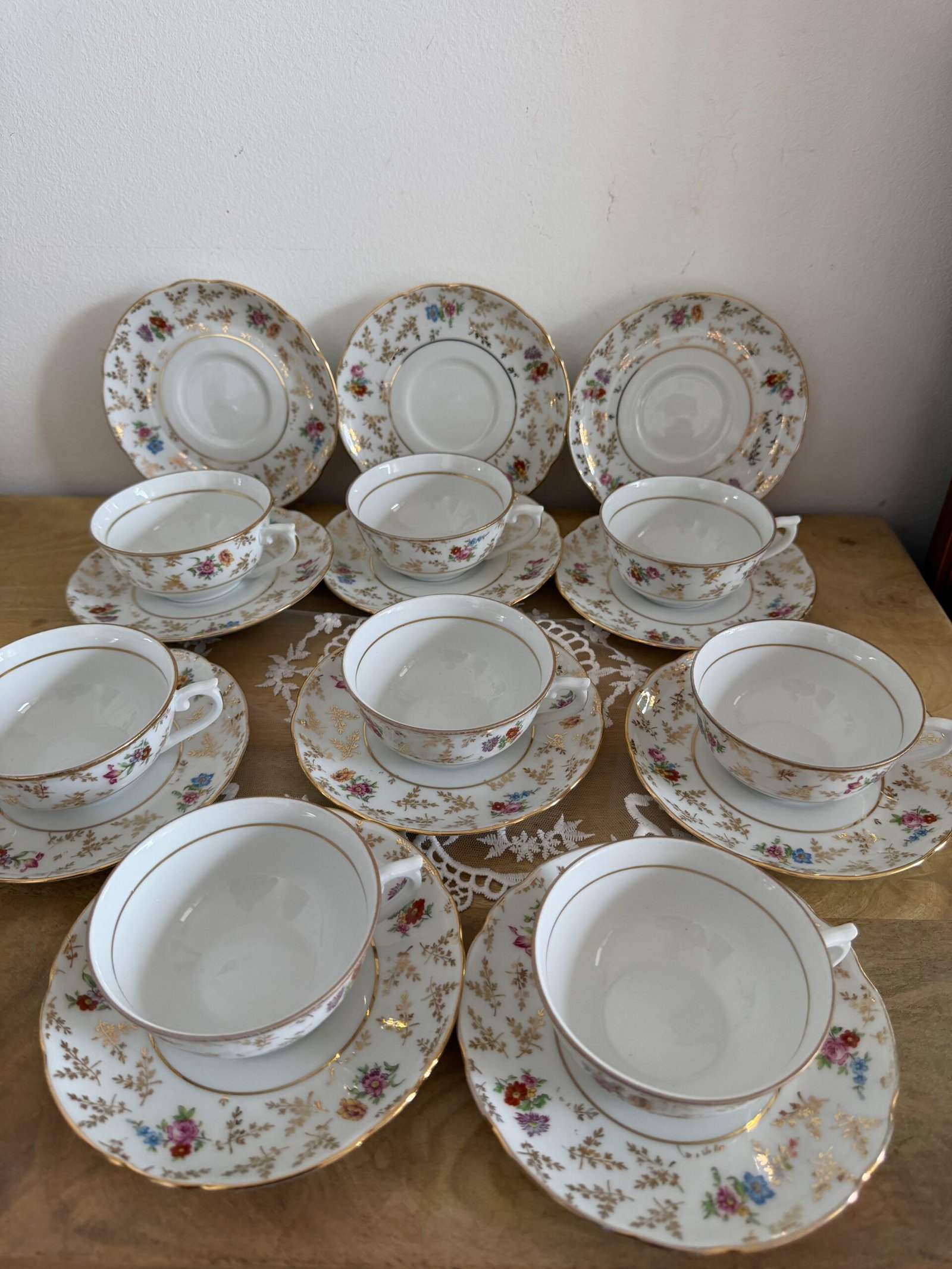 Lot de 8 Tasses et 11 soucoupes en porcelaine fleurie